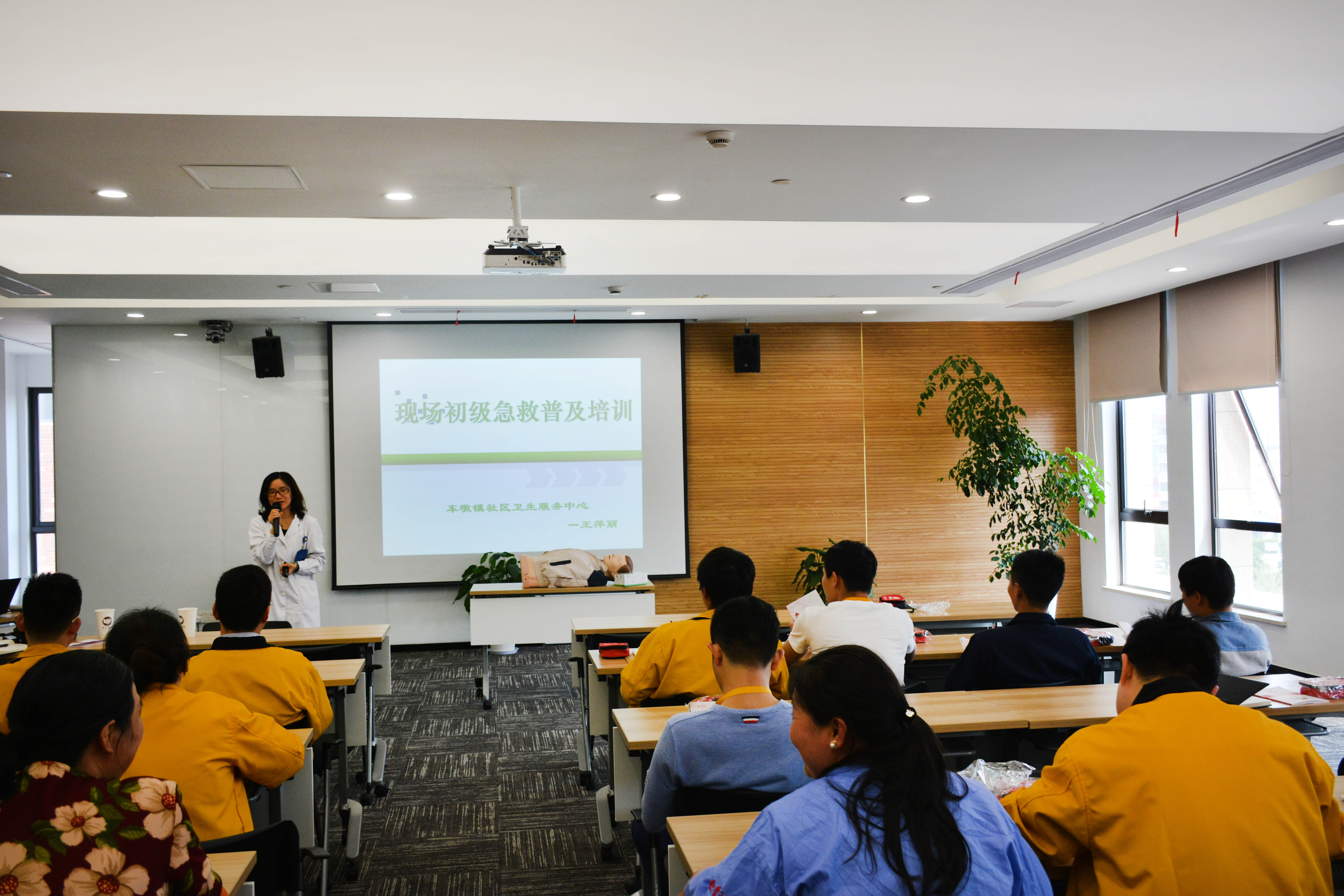 “生命救護(hù)”——尊龙凯时生產(chǎn)中心現(xiàn)場(chǎng)急救普及體驗(yàn)訓(xùn)練