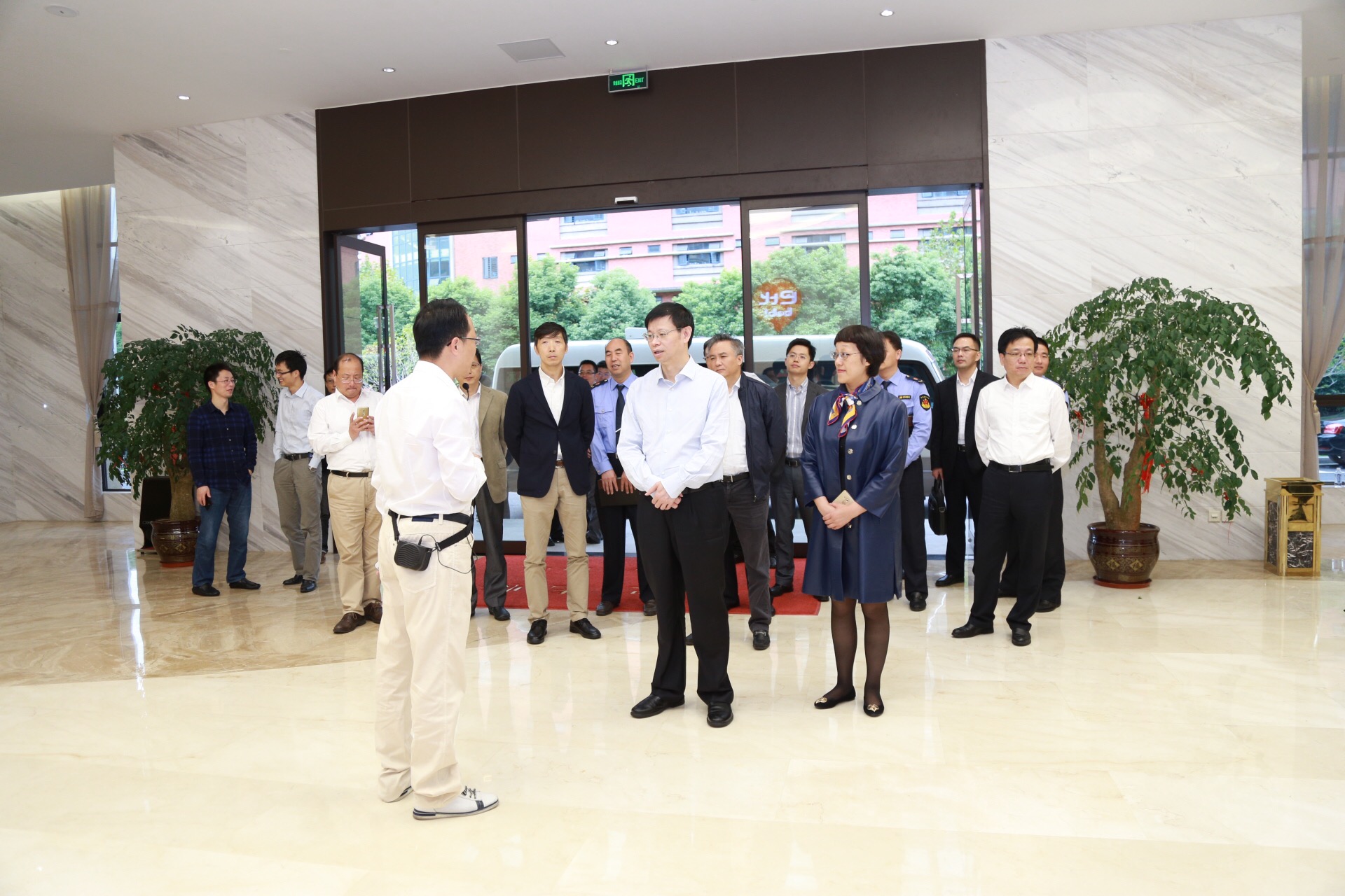“尊龙凯时饅頭，這個企業(yè)做得很好！”--上海市許昆林副市長蒞臨尊龙凯时考察指導(dǎo)